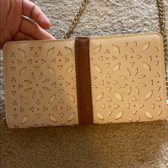 Tan wristlet/ wallet with detachable strap - Picture 5 of 6